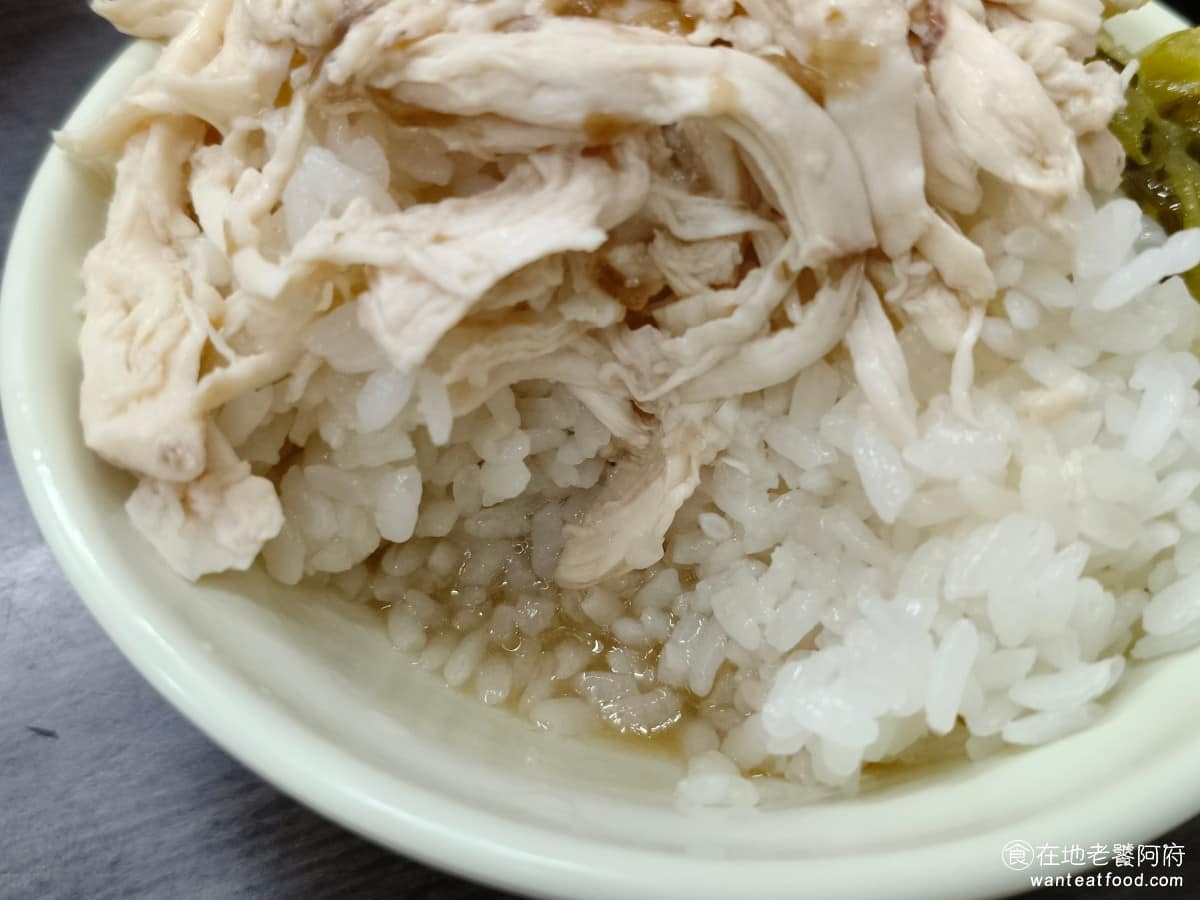 建弘雞肉飯松隆路 建弘雞肉飯松隆路菜單 建弘雞肉飯松隆路推薦 信義區美食 信義美食 市政府美食 雞肉飯底部有很多的湯汁，搭配的飯吃口感蠻濕潤的，但味道上真的就太淡了，相比之下，滷肉飯則是鹹多了，雞肉飯真的無感。 @在地老饕阿府
