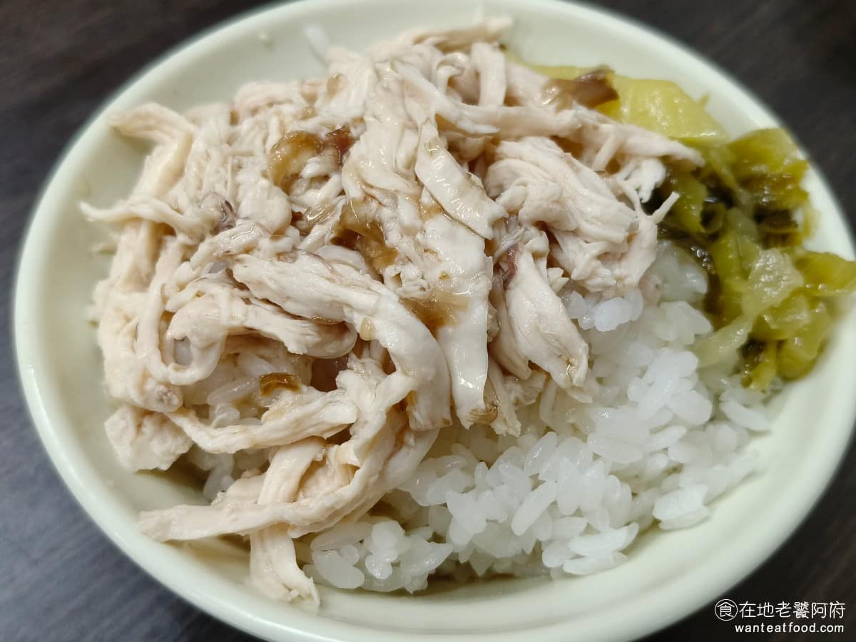 建弘雞肉飯松隆路 建弘雞肉飯松隆路菜單 建弘雞肉飯松隆路推薦 信義區美食 信義美食 市政府美食 雞肉飯 跟嘉義那種淋雞油的雞肉飯，不太一樣這裡沒有額外淋雞油，所以少了那股油香，單吃會覺得雞絲偏乾柴，搭配酸菜跟黃瓜片一起吃，口感清爽，但整體風味不算特別突出。 @在地老饕阿府