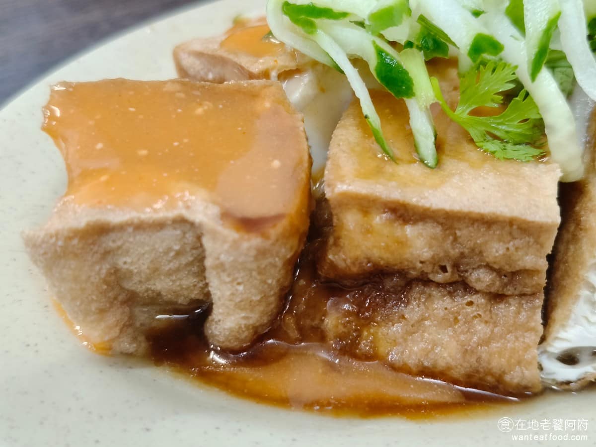 建弘雞肉飯松隆路 建弘雞肉飯松隆路菜單 建弘雞肉飯松隆路推薦 信義區美食 信義美食 市政府美食 唯一的缺點，就是豆腐本身，吃不到什麼豆香味，直接吃只能吃到醬油膏的味道。 @在地老饕阿府