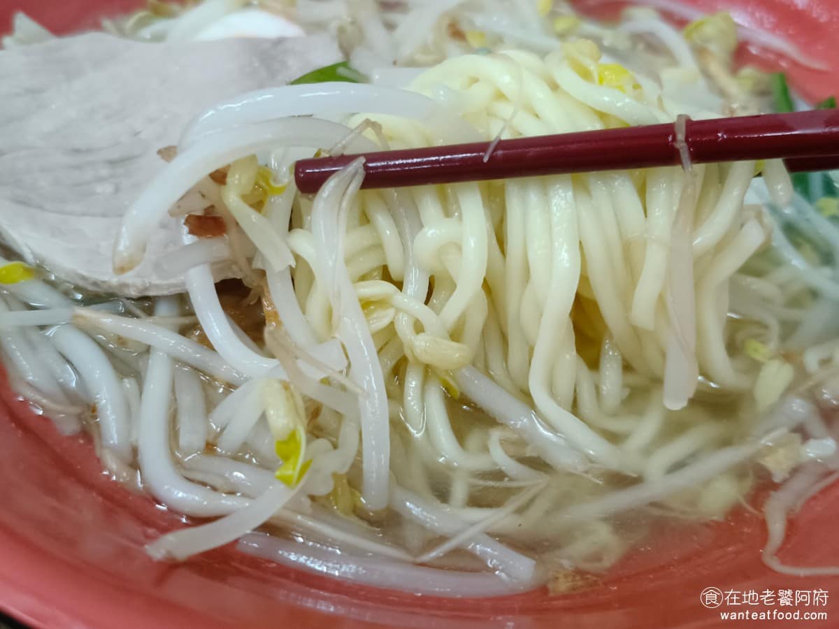 建弘雞肉飯松隆路 建弘雞肉飯松隆路菜單 建弘雞肉飯松隆路推薦 信義區美食 信義美食 市政府美食 麵條煮得很軟，份量給得很多，湯頭非常清爽，油蔥酥的味道有呈現出來，吃起來比滷肉飯清爽很多。 @在地老饕阿府