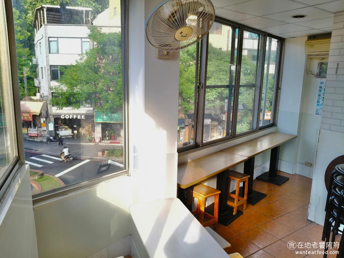 百葉溫州餛飩 百葉溫州餛飩菜單 百葉溫州餛飩推薦 淡水區美食 淡水美食 1980 年代因道路拓寬工程,店面前半部遭到拆除,店家在原址僅剩不到一半的空間。這也是為什麼,現在的室內空間,相對狹小、樓梯陡峭的原因。 @在地老饕阿府