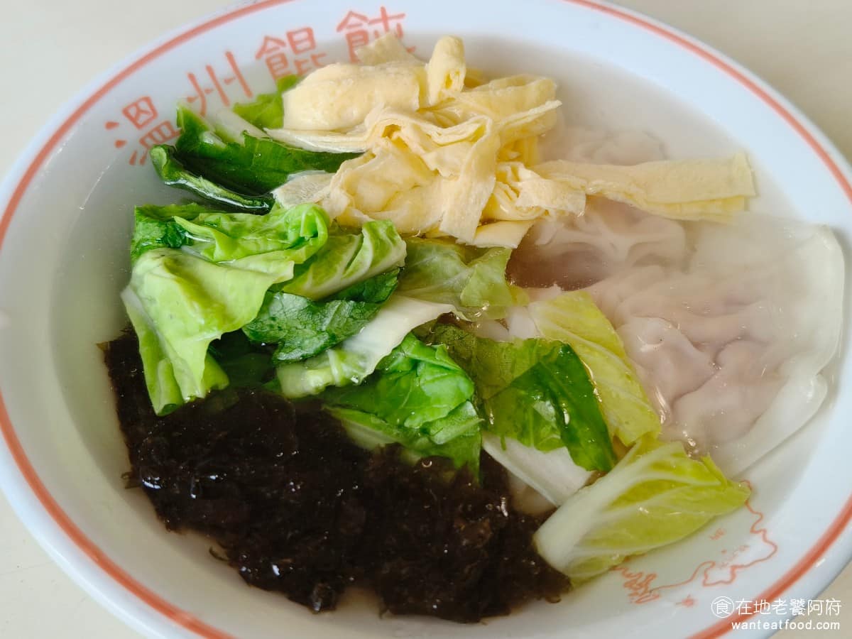 百葉溫州餛飩 百葉溫州餛飩菜單 百葉溫州餛飩推薦 淡水區美食 淡水美食 餛飩湯 湯頭非常清淡,裡面有酸菜、海苔和蛋花,整碗的味道就是淡淡的海苔加酸菜,沒有太多其他的層次,這點跟網路上很多評論說的一樣,喝起來像水。 @在地老饕阿府