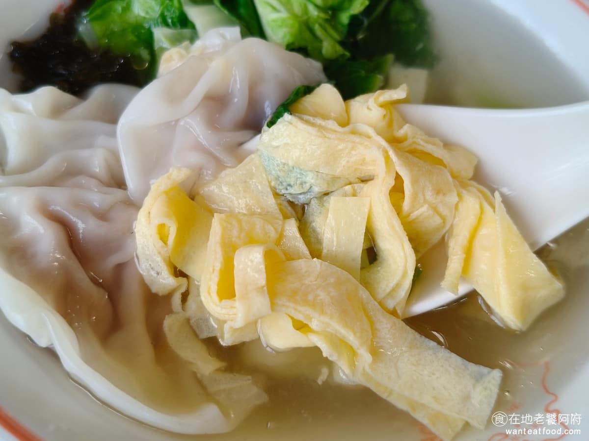 百葉溫州餛飩 百葉溫州餛飩菜單 百葉溫州餛飩推薦 淡水區美食 淡水美食 蛋花、青菜,吃起來都是食材的原味,沒有過多的調味,湯頭有淡淡的酸菜味,但其實非常淡,算是走超級清淡的風格。 @在地老饕阿府