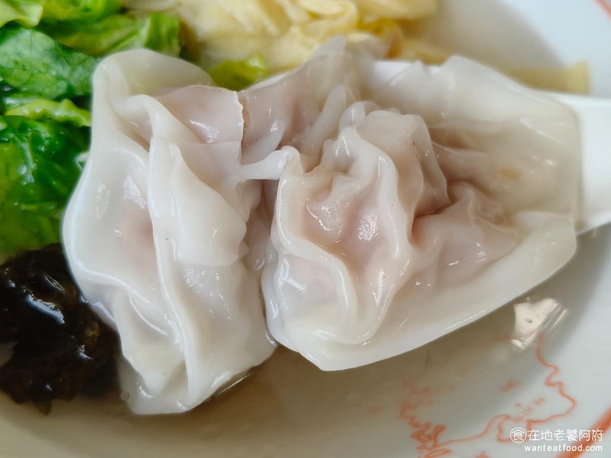 百葉溫州餛飩 百葉溫州餛飩菜單 百葉溫州餛飩推薦 淡水區美食 淡水美食 像水一樣的湯頭,我個人是不會有太多意見,因為店家自己也強調,是清淡口味的古法製作,只不過問題是,湯頭這麼清淡,味覺主角就全壓在餛飩本身,偏偏餛飩肉餡,帶有點豬腥味,配上無味的湯頭,就會突出成為主體,這就非常糟了,所以我只吃幾口,就不想吃了。 @在地老饕阿府