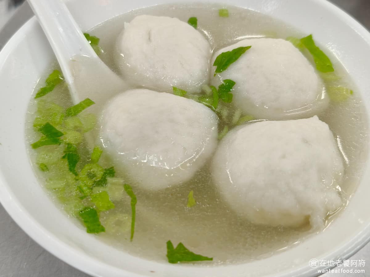 佳興魚丸店 佳興魚丸店菜單 佳興魚丸店推薦 大同區美食 大同美食 大橋頭美食 台灣小吃 福州魚丸 福州魚丸湯 湯頭非常清爽，帶著淡淡的魚丸香氣，喝起來簡單舒服不膩口，芹菜放得很多，讓湯頭更香，喝完不夠還可以免費加湯，這點很貼心。 @在地老饕阿府