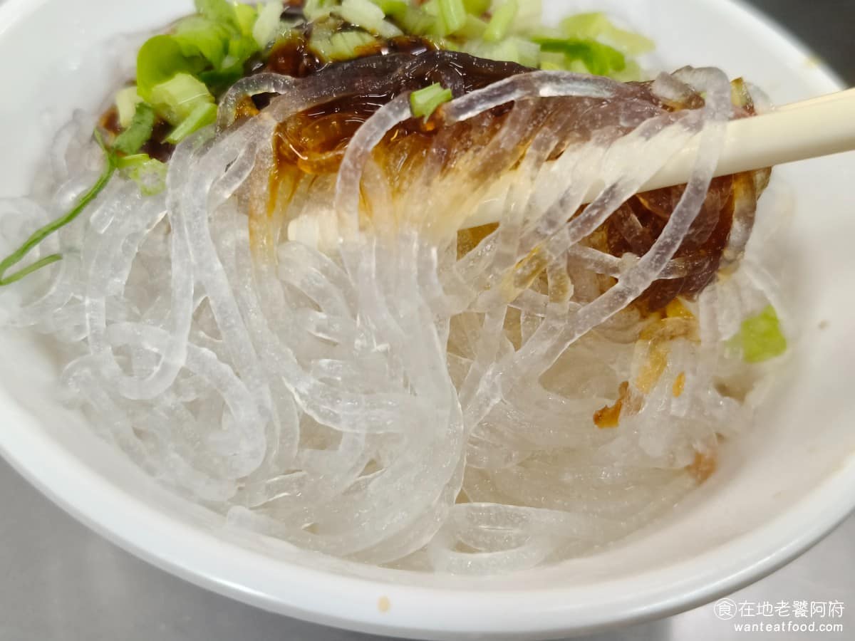 佳興魚丸店 佳興魚丸店菜單 佳興魚丸店推薦 大同區美食 大同美食 大橋頭美食 台灣小吃 福州魚丸 冬粉本身細滑，把醬汁吸附後，有味道但仍吃的到冬粉的原味，喜歡清淡口味的人，會比較偏好這碗。 @在地老饕阿府