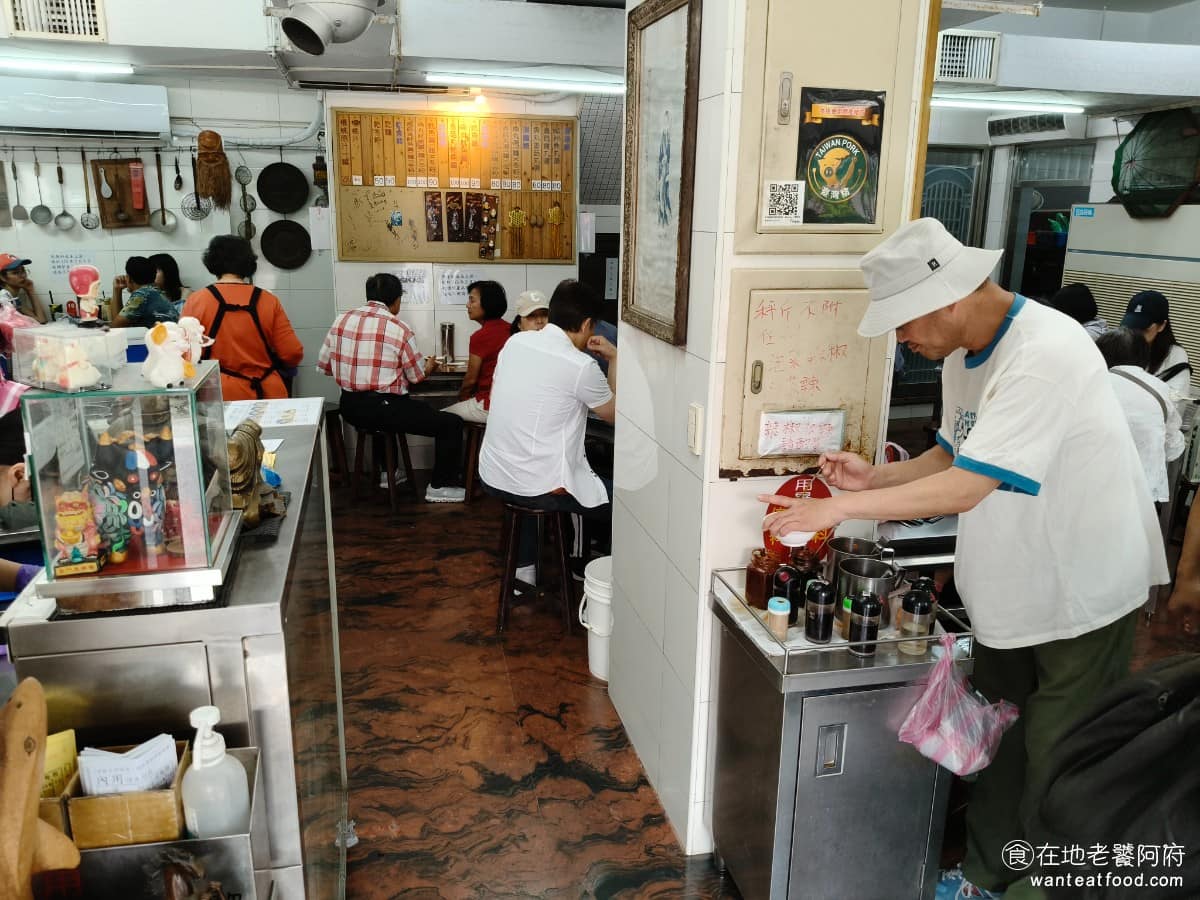 佳興魚丸店 佳興魚丸店菜單 佳興魚丸店推薦 大同區美食 大同美食 大橋頭美食 台灣小吃 福州魚丸 內用區空間明亮整潔，磁磚牆、簡單木桌椅，雖然是老店，但整體維持得乾淨，對一間小吃店來說很不簡單。 @在地老饕阿府