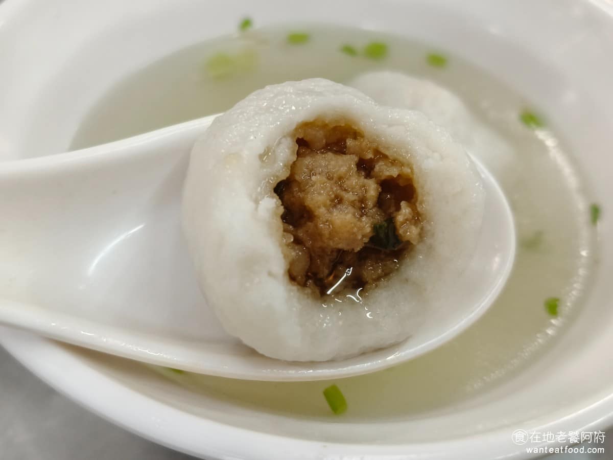 佳興魚丸店 佳興魚丸店菜單 佳興魚丸店推薦 大同區美食 大同美食 大橋頭美食 台灣小吃 福州魚丸 魚丸的外皮非常Q彈，內餡十分有味道，裡面包了不少油，味道吃起來很香。如果不想要吃得太油膩的話，可以先把裡面的油倒掉，這樣吃起來會更清爽。 @在地老饕阿府