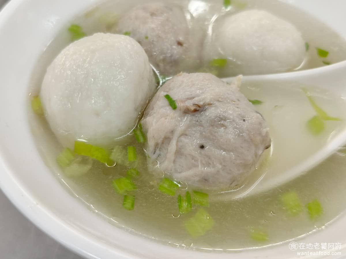 佳興魚丸店 佳興魚丸店菜單 佳興魚丸店推薦 大同區美食 大同美食 大橋頭美食 台灣小吃 福州魚丸 香菇貢丸Q彈紮實，帶著淡淡的香菇香氣，帶一點脆度，口感和魚丸完全不同，剛好互補，兩種都不錯吃。 @在地老饕阿府