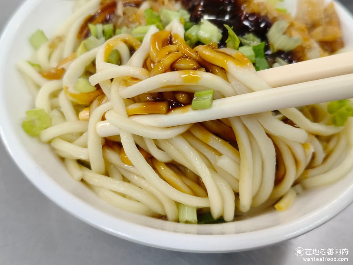 佳興魚丸店 佳興魚丸店菜單 佳興魚丸店推薦 大同區美食 大同美食 大橋頭美食 台灣小吃 福州魚丸 記得可去自助區夾辣蘿蔔，攪拌著吃酸辣脆的泡菜，配上鹹香帶酸的麵條，整碗直接升級。只不過很辣，要特別注意。 @在地老饕阿府