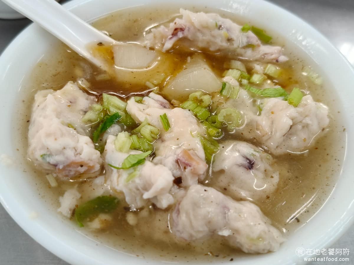 佳興魚丸店 佳興魚丸店菜單 佳興魚丸店推薦 大同區美食 大同美食 大橋頭美食 台灣小吃 福州魚丸 魷魚羹 除了魚丸湯之外，魷魚羹也非常值得點，湯頭走清爽路線，柴魚味不會太重，鮮味突出但不會甜膩，剛好不會搶走魚丸湯清淡的風格。 @在地老饕阿府