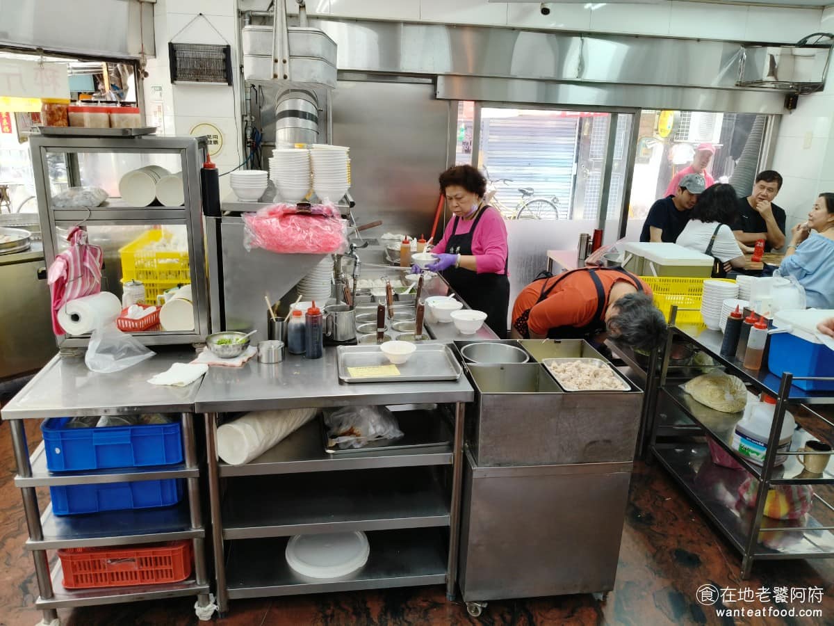 佳興魚丸店 佳興魚丸店菜單 佳興魚丸店推薦 大同區美食 大同美食 大橋頭美食 台灣小吃 福州魚丸 《佳興魚丸店》的福州魚丸，用鯊魚肉打漿製成，內包豬肉餡，外皮Q彈，這裡的魚丸完全可以說是台北魚丸店的起源，很多後期開的店家，也是以這間店的做法為原型去改良的。 @在地老饕阿府