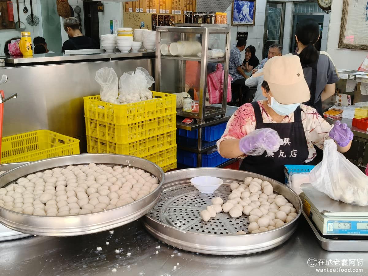 佳興魚丸店 佳興魚丸店菜單 佳興魚丸店推薦 大同區美食 大同美食 大橋頭美食 台灣小吃 福州魚丸 福州魚丸本身是源自閩菜的傳統料理，台灣自明鄭時期，便從福州引進這項飲食文化，而《佳興魚丸店》，延續的正是這套傳統做法，與本土台式魚丸的口感和製法明顯不同。 @在地老饕阿府