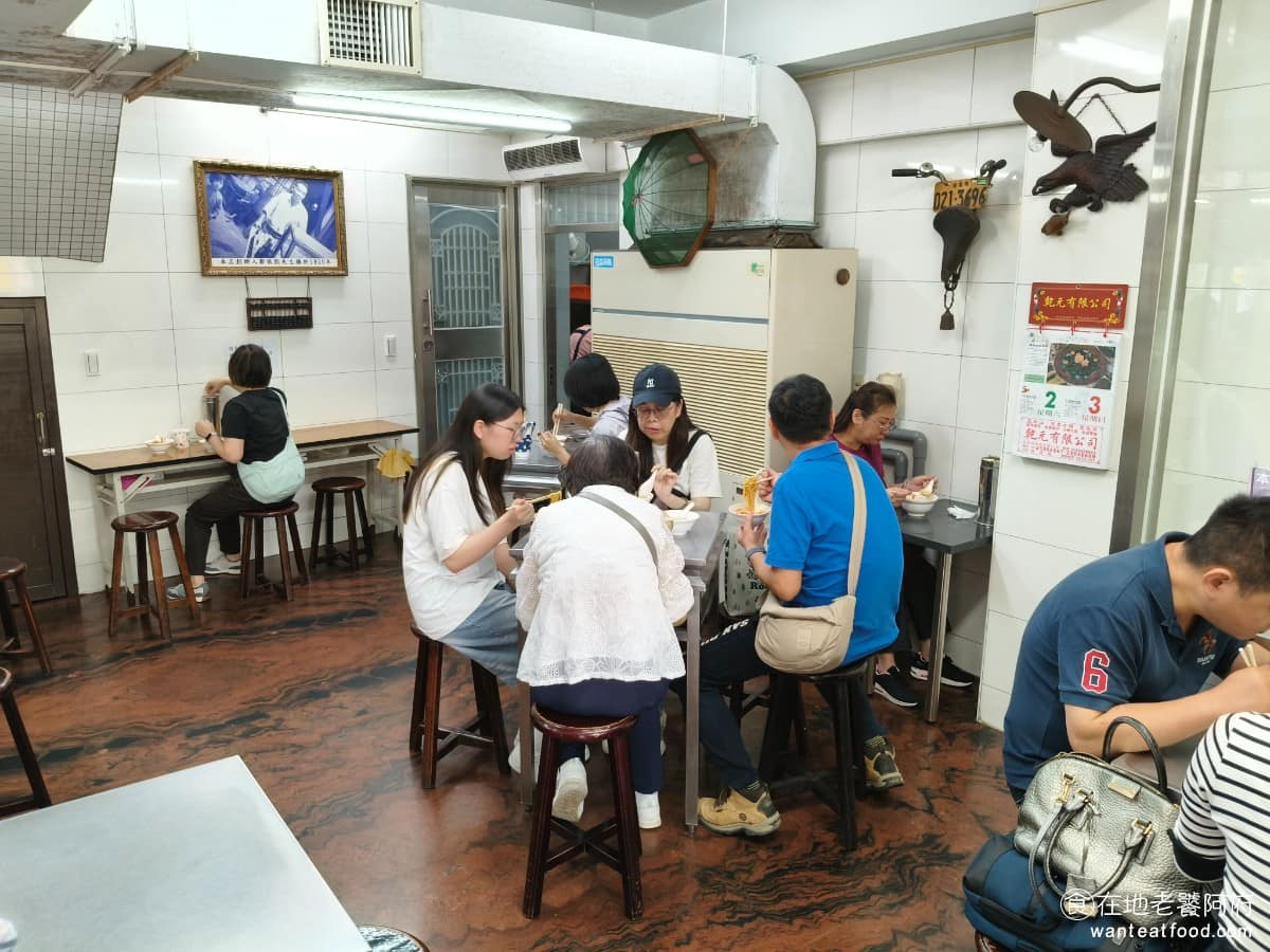 佳興魚丸店 佳興魚丸店菜單 佳興魚丸店推薦 大同區美食 大同美食 大橋頭美食 台灣小吃 福州魚丸 座位規劃上，有適合三到四人的方桌區，也有單人使用的壁面長桌區，桌距適中不會讓人覺得擁擠，翻桌率算快，就算尖峰時段，通常等一下就有位置。 @在地老饕阿府
