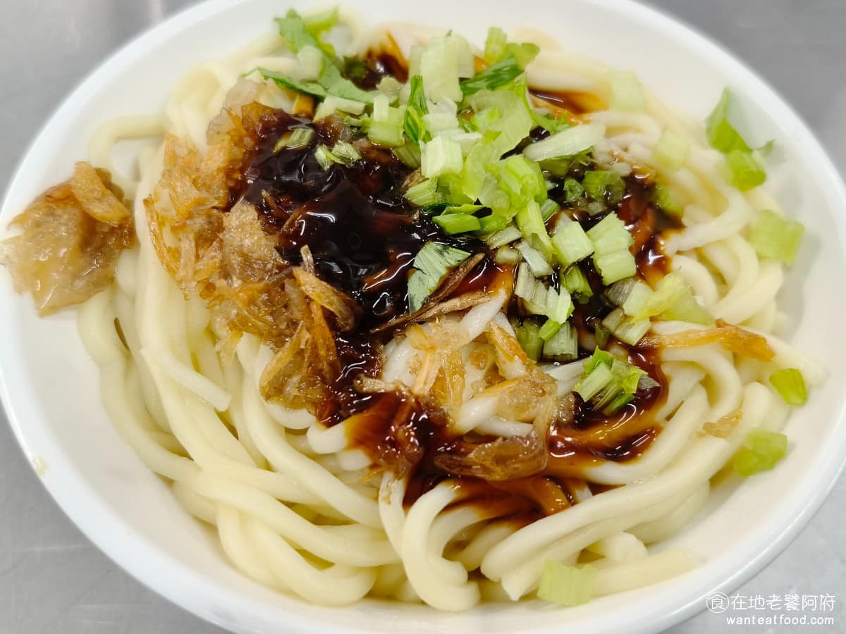 佳興魚丸店 佳興魚丸店菜單 佳興魚丸店推薦 大同區美食 大同美食 大橋頭美食 台灣小吃 福州魚丸 乾麵 走的是非常古早味的做法，油麵上淋著醬油膏與紅蔥頭，香氣十足特別的地方是醬汁裡有加醋，讓整碗乾麵帶著微微的酸味，吃起來開胃又不膩。 @在地老饕阿府