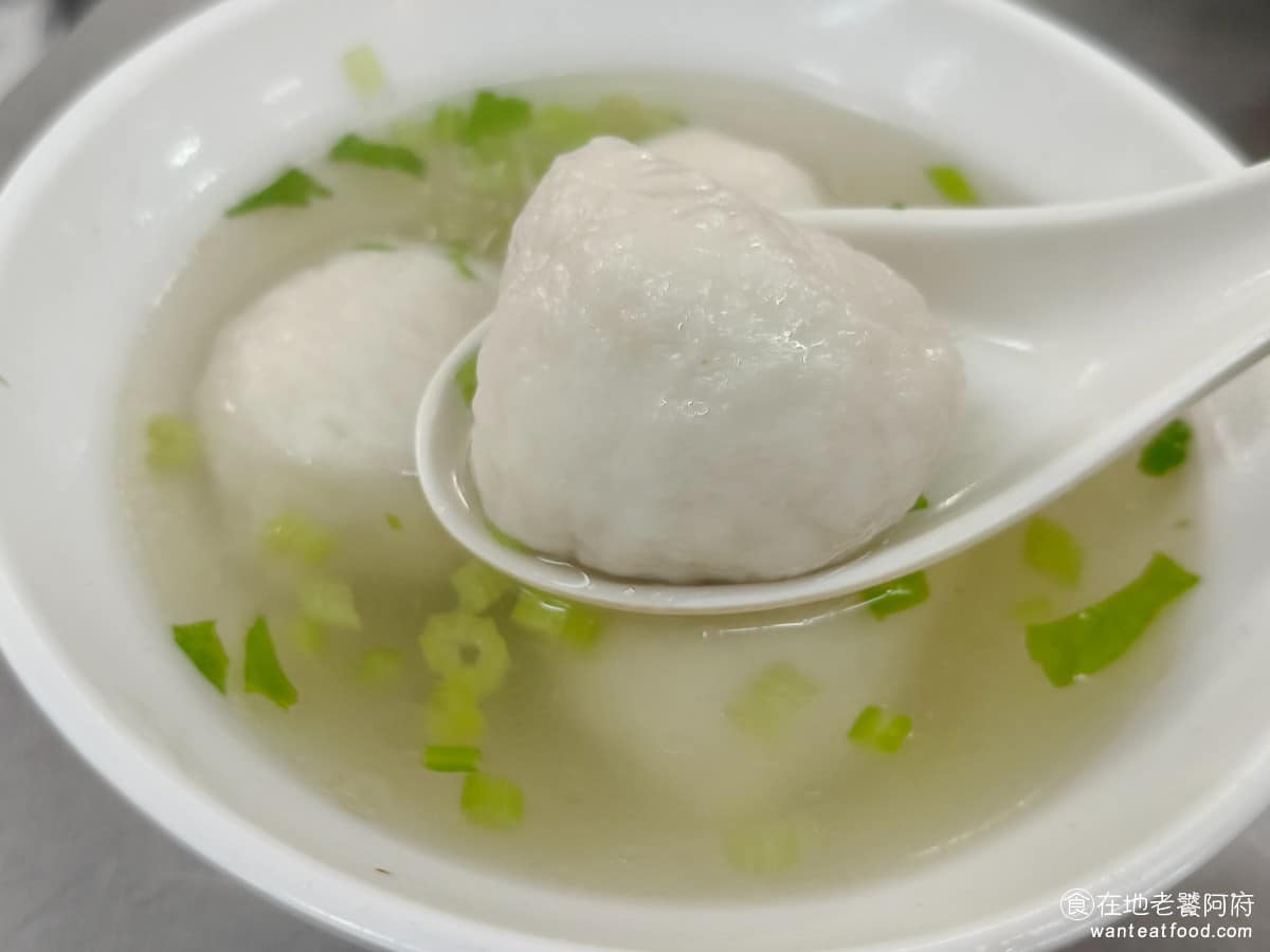 佳興魚丸店 佳興魚丸店菜單 佳興魚丸店推薦 大同區美食 大同美食 大橋頭美食 台灣小吃 福州魚丸 魚丸是用鯊魚肉漿製成，外皮細緻帶彈性，口感偏軟糯，是傳統福州丸的風格，不是台式脆彈型，裡面包著豬肉內餡，咬下去肉汁會跑出來，要留意別燙到。 @在地老饕阿府