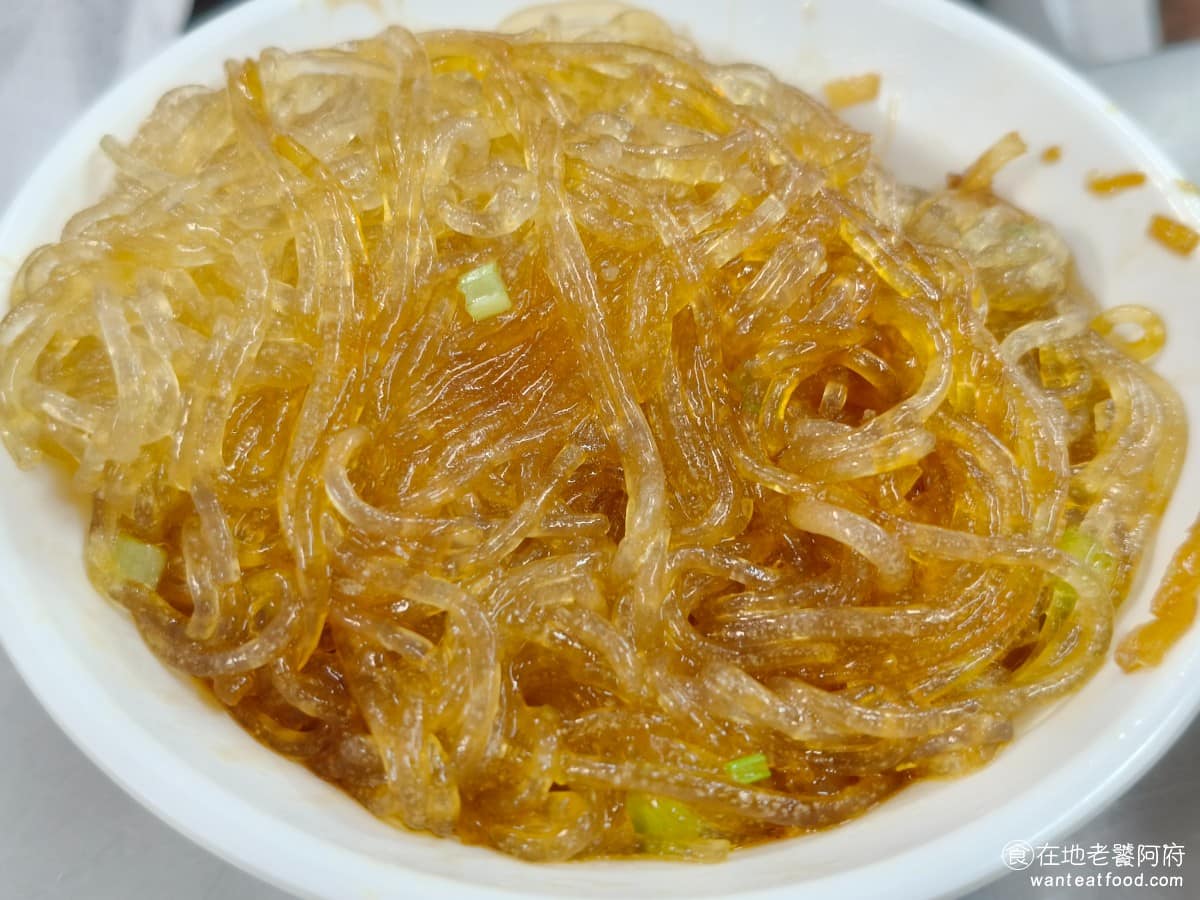 佳興魚丸店 佳興魚丸店菜單 佳興魚丸店推薦 大同區美食 大同美食 大橋頭美食 台灣小吃 福州魚丸 如果希望未到均勻一點，吃之前可以先攪拌，攪拌完後醬汁分佈在每一個冬粉上，整碗麵的顏色都會改變。 @在地老饕阿府