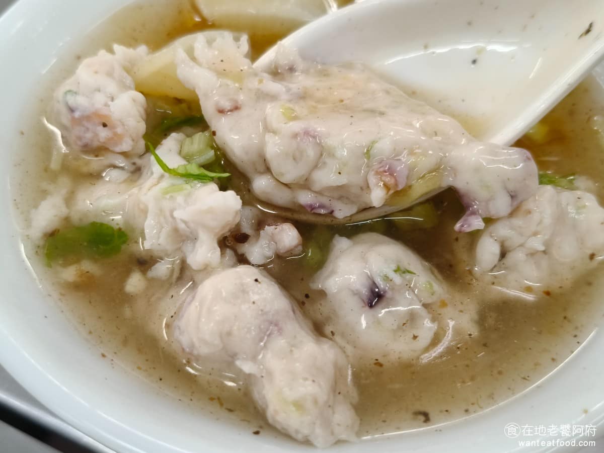 佳興魚丸店 佳興魚丸店菜單 佳興魚丸店推薦 大同區美食 大同美食 大橋頭美食 台灣小吃 福州魚丸 魷魚羹口感彈牙紮實，魚漿包覆比例恰當，羹湯勾芡不重，整碗喝起來清爽。想要更夠味的話，可以加點烏醋或辣椒醬，風味會更有層次，除了魚丸湯，這碗魷魚羹也是值得推薦的。 @在地老饕阿府