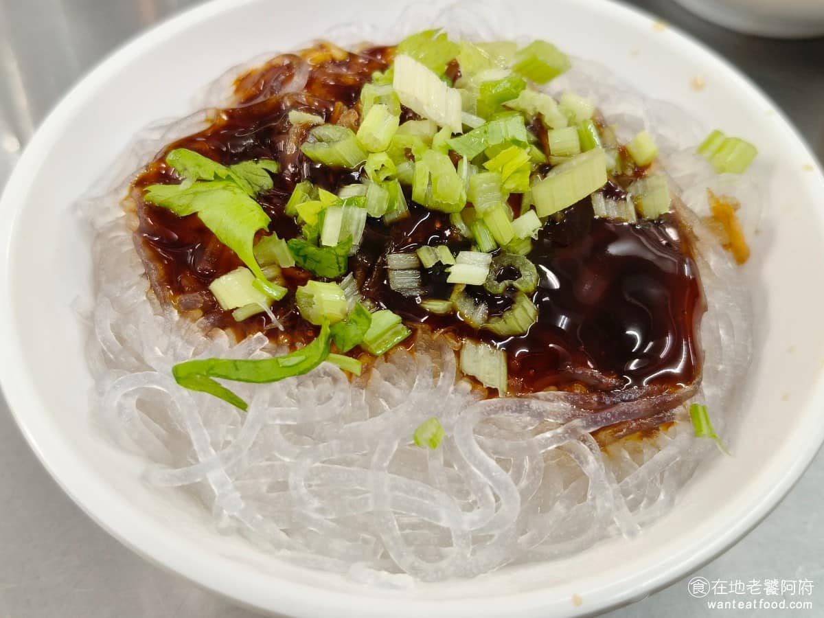 佳興魚丸店 佳興魚丸店菜單 佳興魚丸店推薦 大同區美食 大同美食 大橋頭美食 台灣小吃 福州魚丸 乾冬粉 做法和乾麵相似，同樣淋上醬油膏和醋，但冬粉版本更清爽，最明顯的差別是冬粉加紅蔥頭放得比較少，芹菜放了更多，醬汁也調得比乾麵更清淡，整體走輕盈路線。 @在地老饕阿府