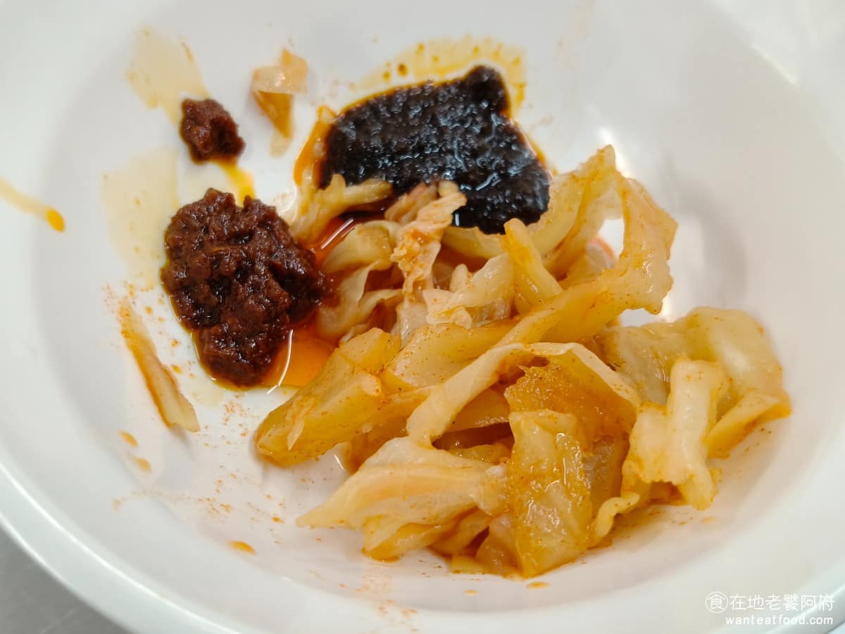 佳興魚丸店 佳興魚丸店菜單 佳興魚丸店推薦 大同區美食 大同美食 大橋頭美食 台灣小吃 福州魚丸 辣蘿蔔 辣蘿蔔走的是重口味路線，又辣又鹹，喜歡重口味的人，可以多加一點，如果對辣比較敏感，建議少量嚐試，因為超辣。 @在地老饕阿府