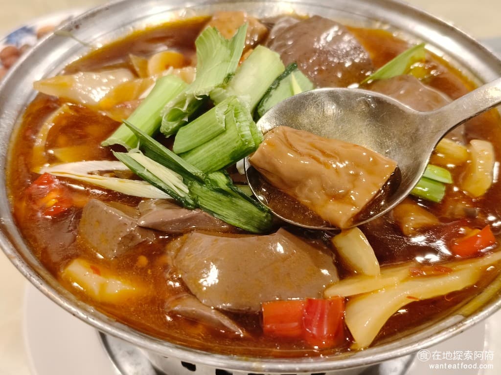 侯門小館 侯門小館菜單 侯門小館價格 松山區美食 松山美食 中式料理 熱炒 大腸吃起來的口感非常軟、Q彈，而且處理得非常乾淨，完全沒有腥味，個人覺得大腸比鴨血還要好吃。 @在地老饕阿府