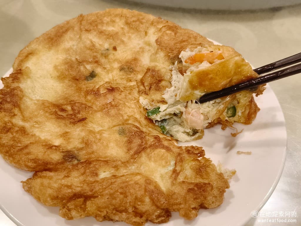 侯門小館 侯門小館菜單 侯門小館價格 松山區美食 松山美食 中式料理 熱炒 裡面的蝦仁，讓整個烘蛋增加了脆的口感，吃起來非常有層次，只不過會覺得因為部分比較焦，所以整體吃起來比較偏乾。 @在地老饕阿府