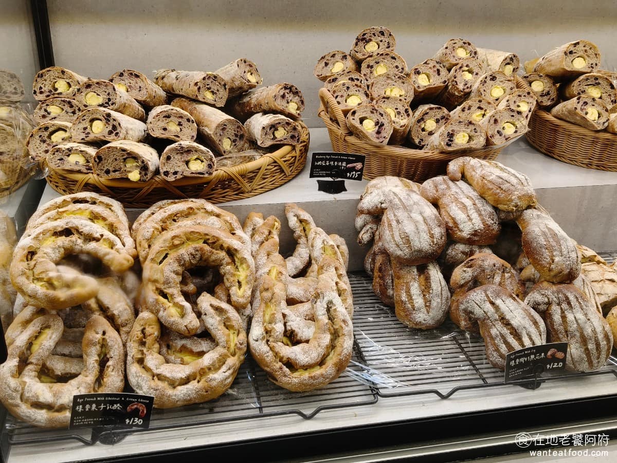 TOM CAT BAKERY 漢神洲際店 漢神洲際店菜單 漢神洲際店推薦 北屯區美食 北屯美食 另外還有一整區專門做德式結餅，跟各式香腸麵包，包含經典德國結、起司德國結、德國麵包香腸捲等等。 @在地老饕阿府