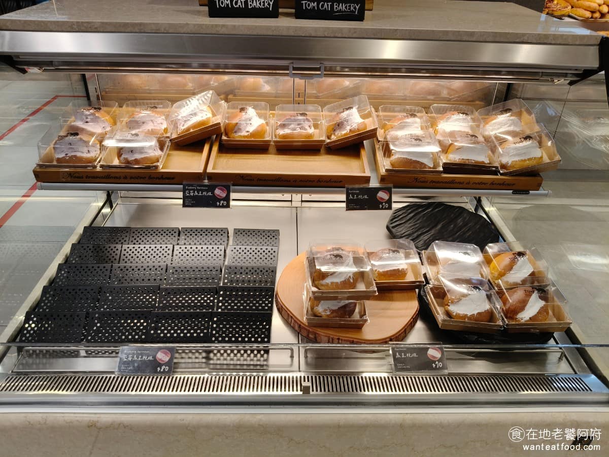 TOM CAT BAKERY 漢神洲際店 漢神洲際店菜單 漢神洲際店推薦 北屯區美食 北屯美食 甜的部分像丹麥紅豆、可可丹麥這類麵包，還有日式紅豆麵包、卡士達麵包、藍莓貝果，鹹的部分則有佛卡夏系列，口味選擇不少。 @在地老饕阿府