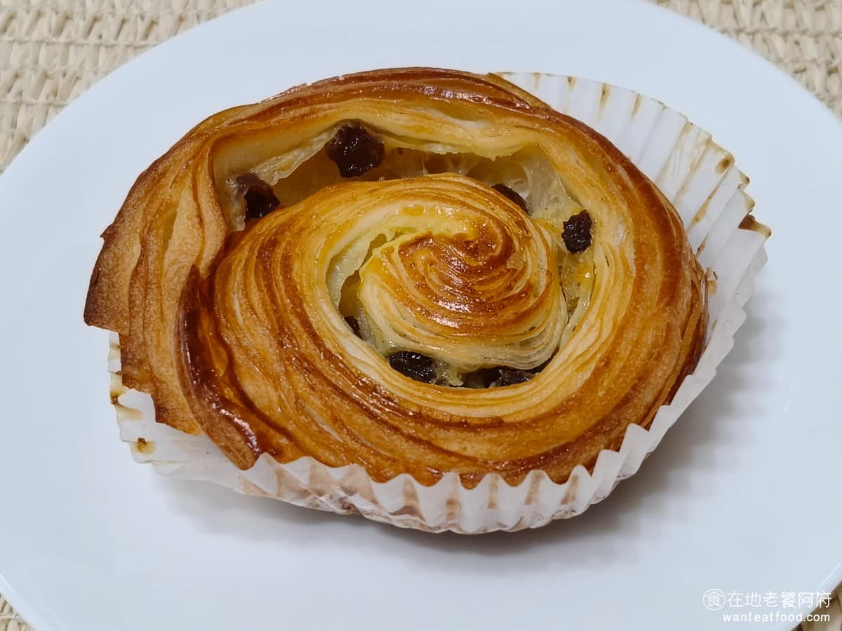 TOM CAT BAKERY 漢神洲際店 漢神洲際店菜單 漢神洲際店推薦 北屯區美食 北屯美食 葡萄捲丹麥 丹麥麵團一層層捲起來，裡面包著葡萄乾，外皮烤得金黃、有點酥脆，撕開會看到明顯的層次感。葡萄乾吸了糖漿或奶油的香氣，咬到的時候會有一點濕潤的果乾甜味。 @在地老饕阿府