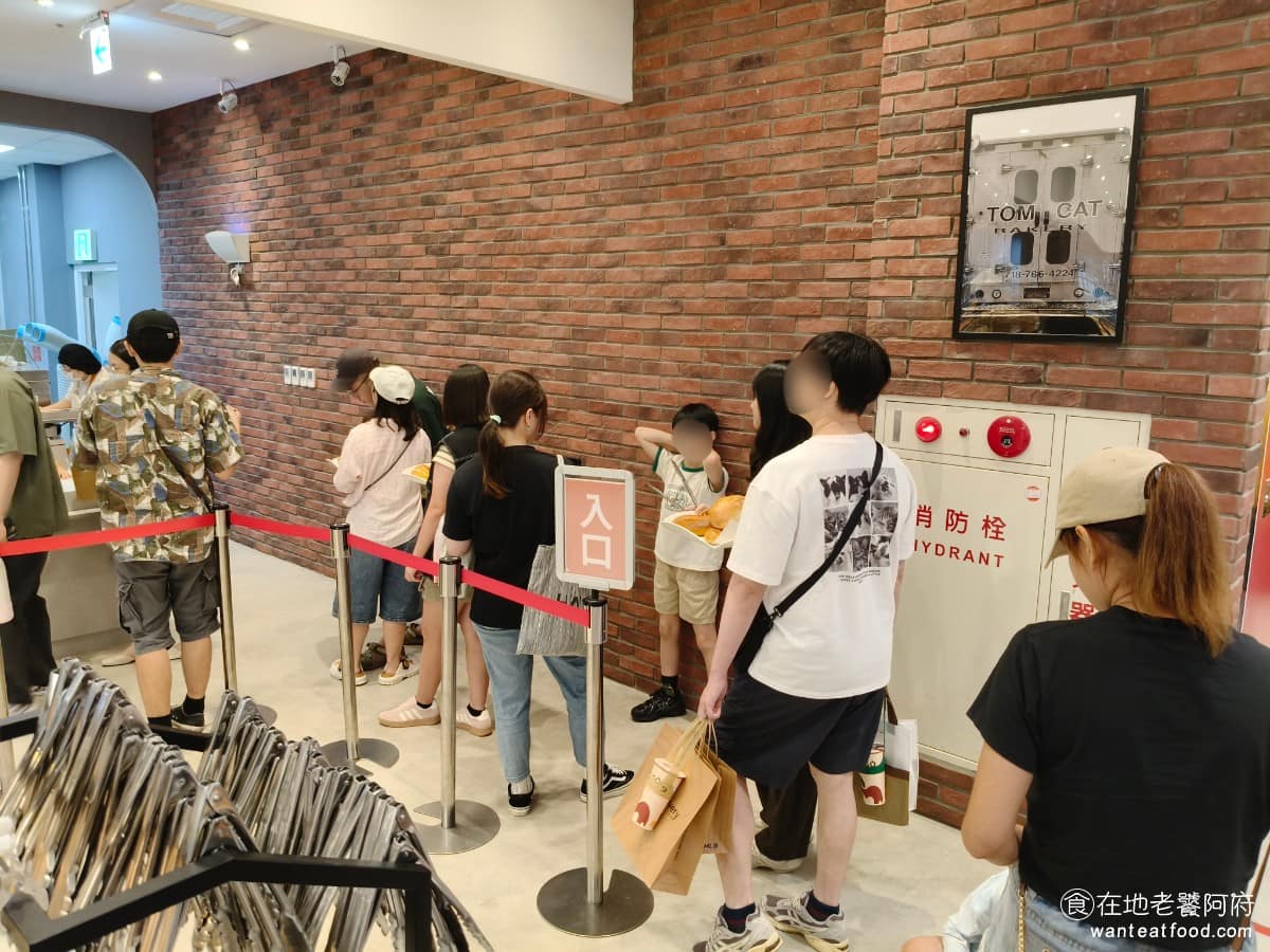 TOM CAT BAKERY 漢神洲際店 漢神洲際店菜單 漢神洲際店推薦 北屯區美食 北屯美食 人潮真的多，即便開幕了一段時間，依然很多人衝著名氣而來。尖峰時間排隊常常要等10分鐘以內。 @在地老饕阿府