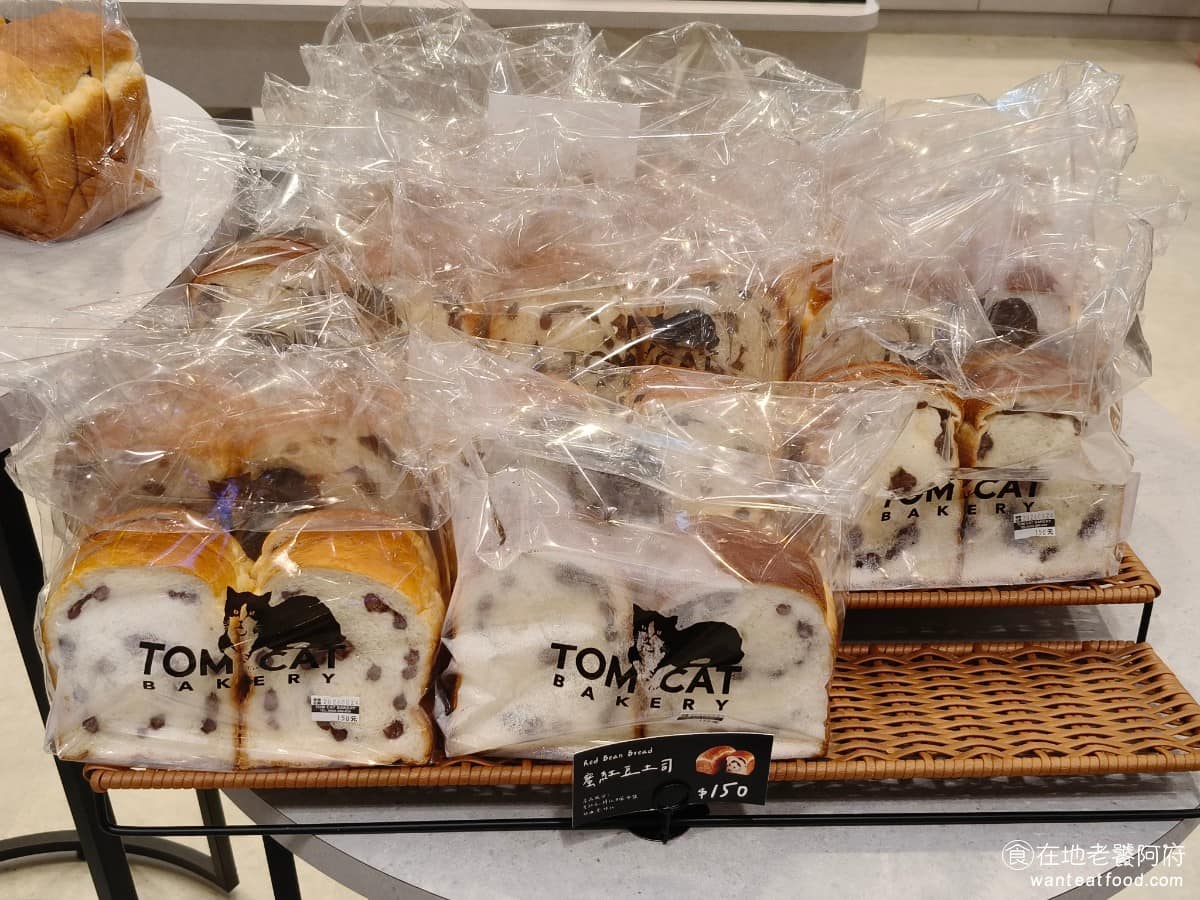 TOM CAT BAKERY 漢神洲際店 漢神洲際店菜單 漢神洲際店推薦 北屯區美食 北屯美食 吐司類有鮮奶吐司、憨吉番薯吐司兩款，包裝成整袋販售，另外還有義式奶油夾心麵包，剖開夾入厚厚一層奶油。 @在地老饕阿府