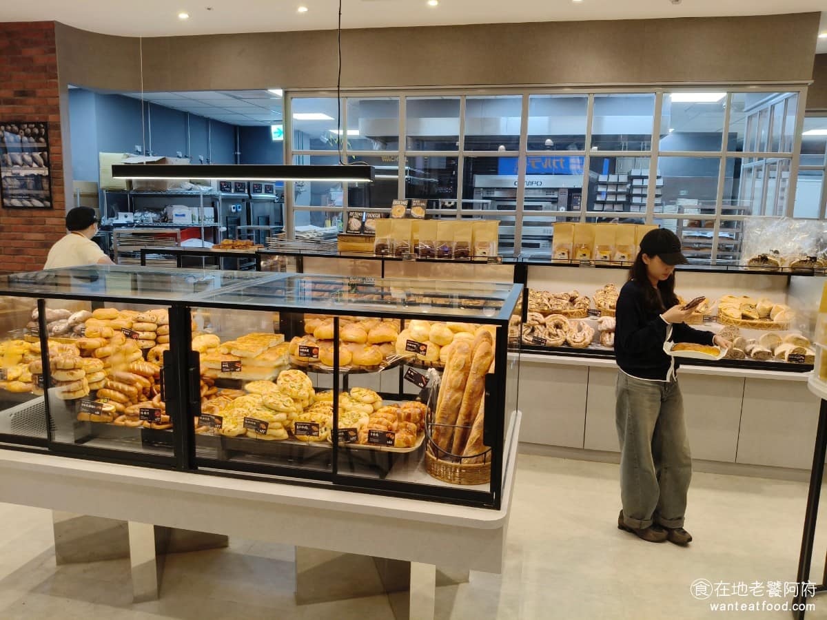 TOM CAT BAKERY 漢神洲際店 漢神洲際店菜單 漢神洲際店推薦 北屯區美食 北屯美食 店內裝潢用了大面積紅磚牆，搭配黑色框架，走美式復古風，呼應品牌來自紐約的背景，逛起來有點像走進紐約街頭的手工麵包坊。 @在地老饕阿府