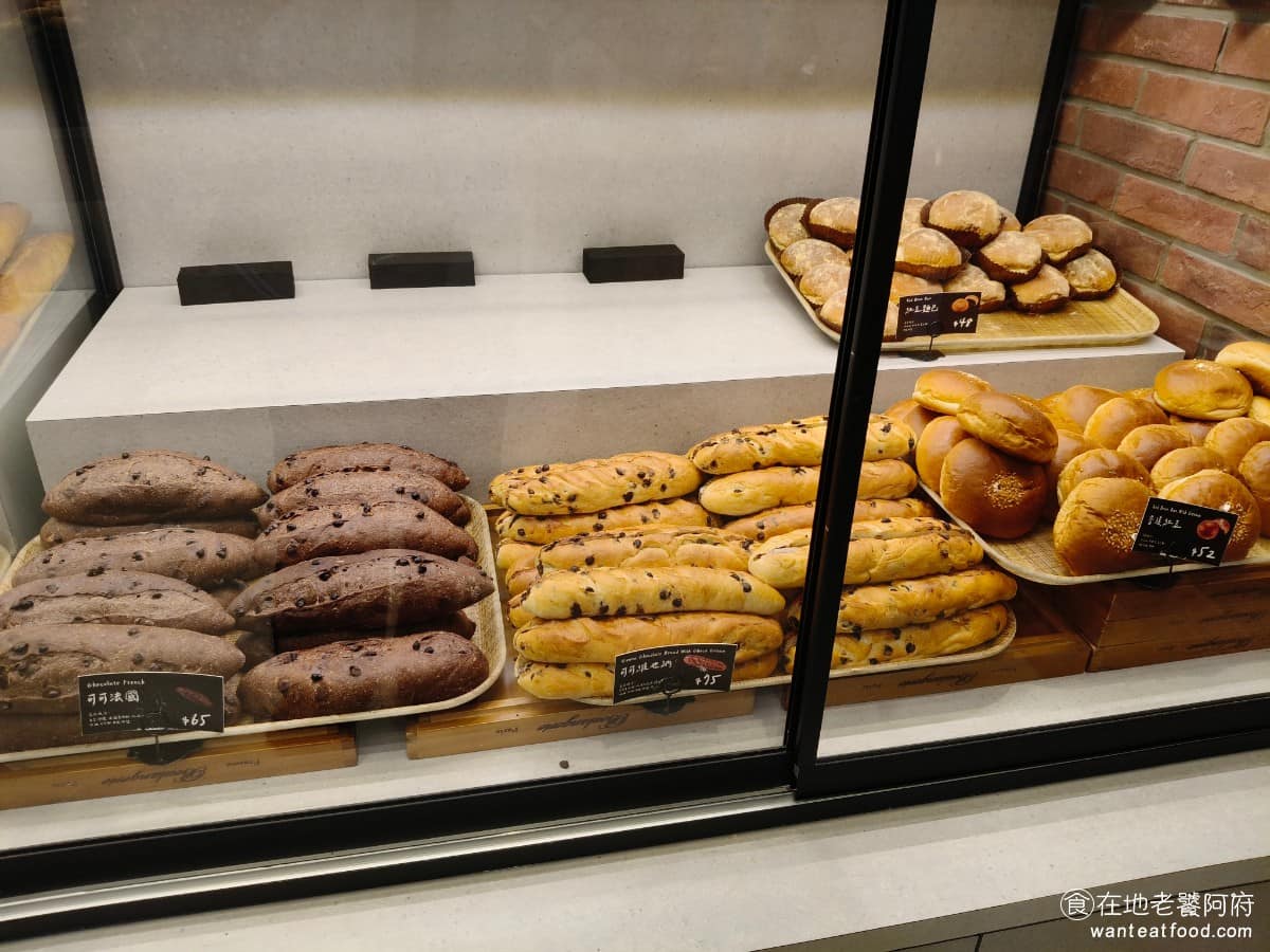 TOM CAT BAKERY 漢神洲際店 漢神洲際店菜單 漢神洲際店推薦 北屯區美食 北屯美食 歐式麵包區則是走天然發酵、外皮厚脆、內裡扎實的路線，裸麥系列品項最多，也是店裡比較硬派的區塊，喜歡大口咀嚼、有嚼勁口感的人，可以往這區找。 @在地老饕阿府