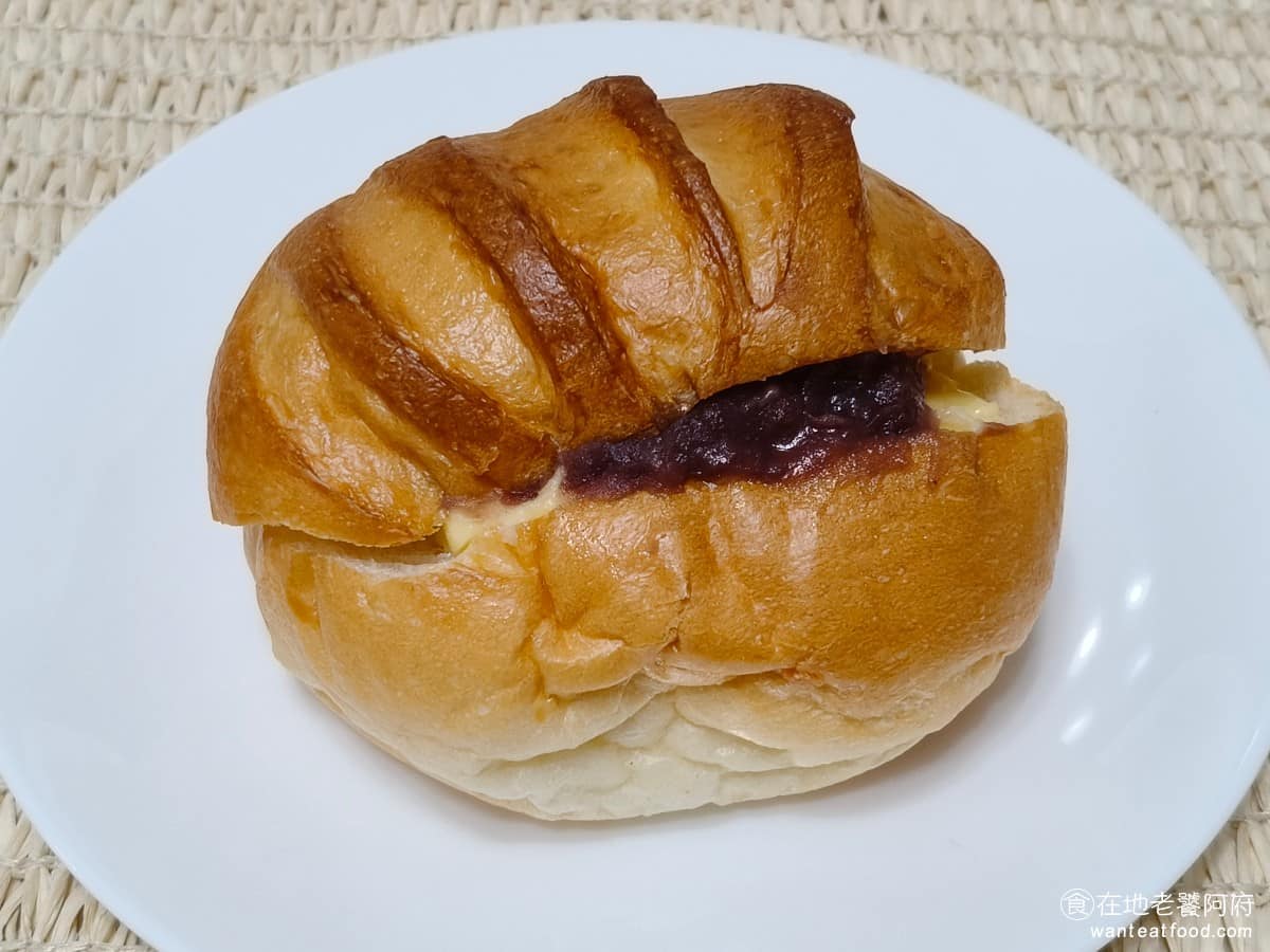 TOM CAT BAKERY 漢神洲際店 漢神洲際店菜單 漢神洲際店推薦 北屯區美食 北屯美食 鹽奶油紅豆 外型是丹麥系那種一圈一圈的捲法，中間鋪了紅豆餡，跟一片厚實的奶油，紅豆餡本身偏綿密細緻，甜度控制得還算收斂。灑上去的那點鹽味，主要是拿來壓住奶油的油膩感。 @在地老饕阿府