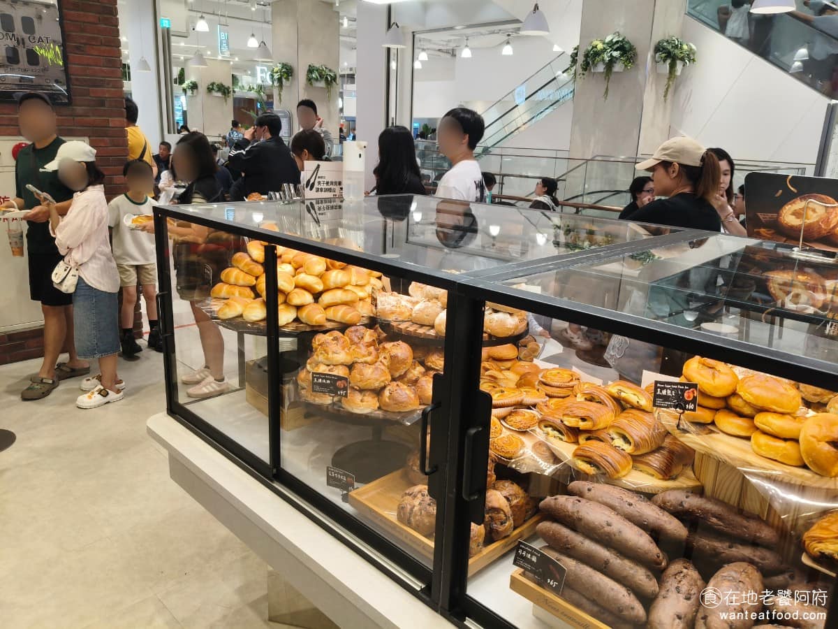 TOM CAT BAKERY 漢神洲際店 漢神洲際店菜單 漢神洲際店推薦 北屯區美食 北屯美食 麵包櫃是360度環繞式設計，前後都能開窗、夾麵包，不會像單面式櫥窗那樣容易塞車大排長龍。 @在地老饕阿府