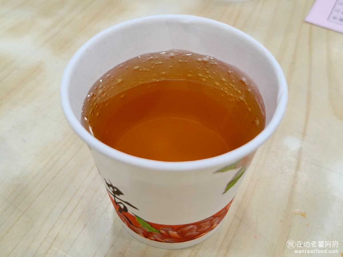 穆記牛肉麵 穆記牛肉麵菜單 穆記牛肉麵推薦 信義區美食 信義美食 冬瓜紅茶 喝起來冰冰涼涼的,夏天喝非常解暑,味道也偏甜,愛喝甜飲料的人會喝得很過癮。如果不想喝甜的話,旁邊還有提供溫開水和冰開水。 @在地老饕阿府