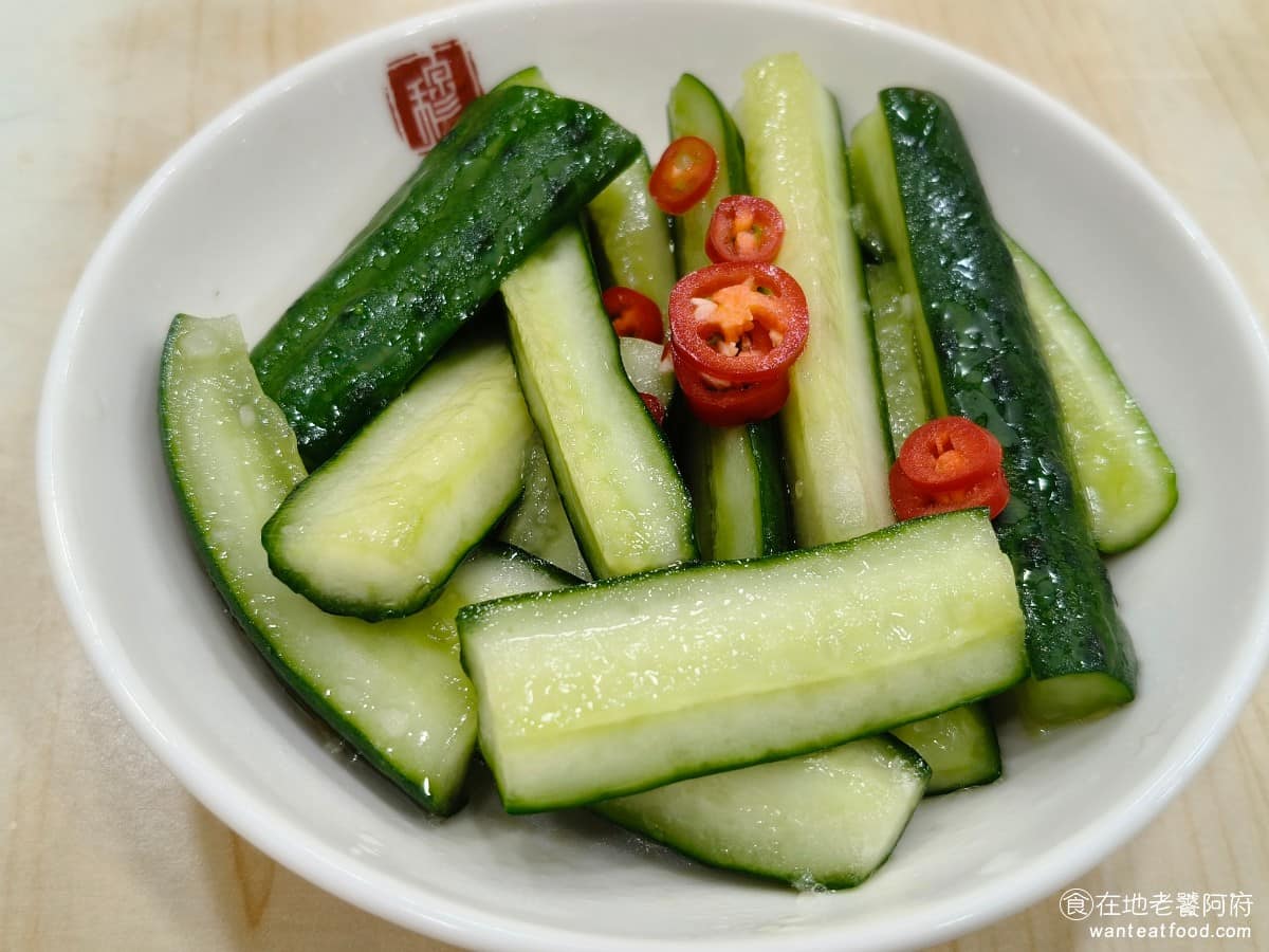 穆記牛肉麵 穆記牛肉麵菜單 穆記牛肉麵推薦 信義區美食 信義美食 小黃瓜 小黃瓜口感非常脆,味道微酸,吃起來非常的新鮮,但和皮蛋豆腐一樣,因為冰箱的溫度非常低,所以吃起來也都超級冰。 @在地老饕阿府