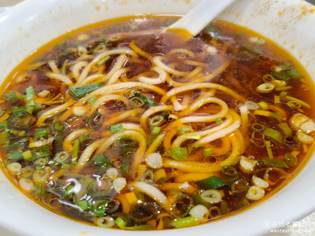 穆記牛肉麵 穆記牛肉麵菜單 穆記牛肉麵推薦 信義區美食 信義美食 紅燒牛肉湯麵 因為湯頭是這間店最吸引人的地方,牛肉反而不是,所以也可以直接來這裡,點牛肉湯麵就好。 @在地老饕阿府