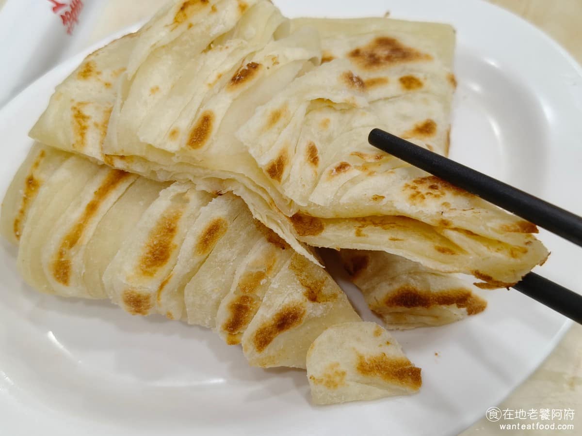 穆記牛肉麵 穆記牛肉麵菜單 穆記牛肉麵推薦 信義區美食 信義美食 只不過我們點的是京醬肉絲斤餅,斤餅上的速度很快,但等到京醬肉絲上的時候,都已經過了 15 分鐘,餅都涼掉了,完全硬掉,上菜的時間落差太大,這樣的感受非常不好。晚點上沒關係,但至少要一起上吧... @在地老饕阿府