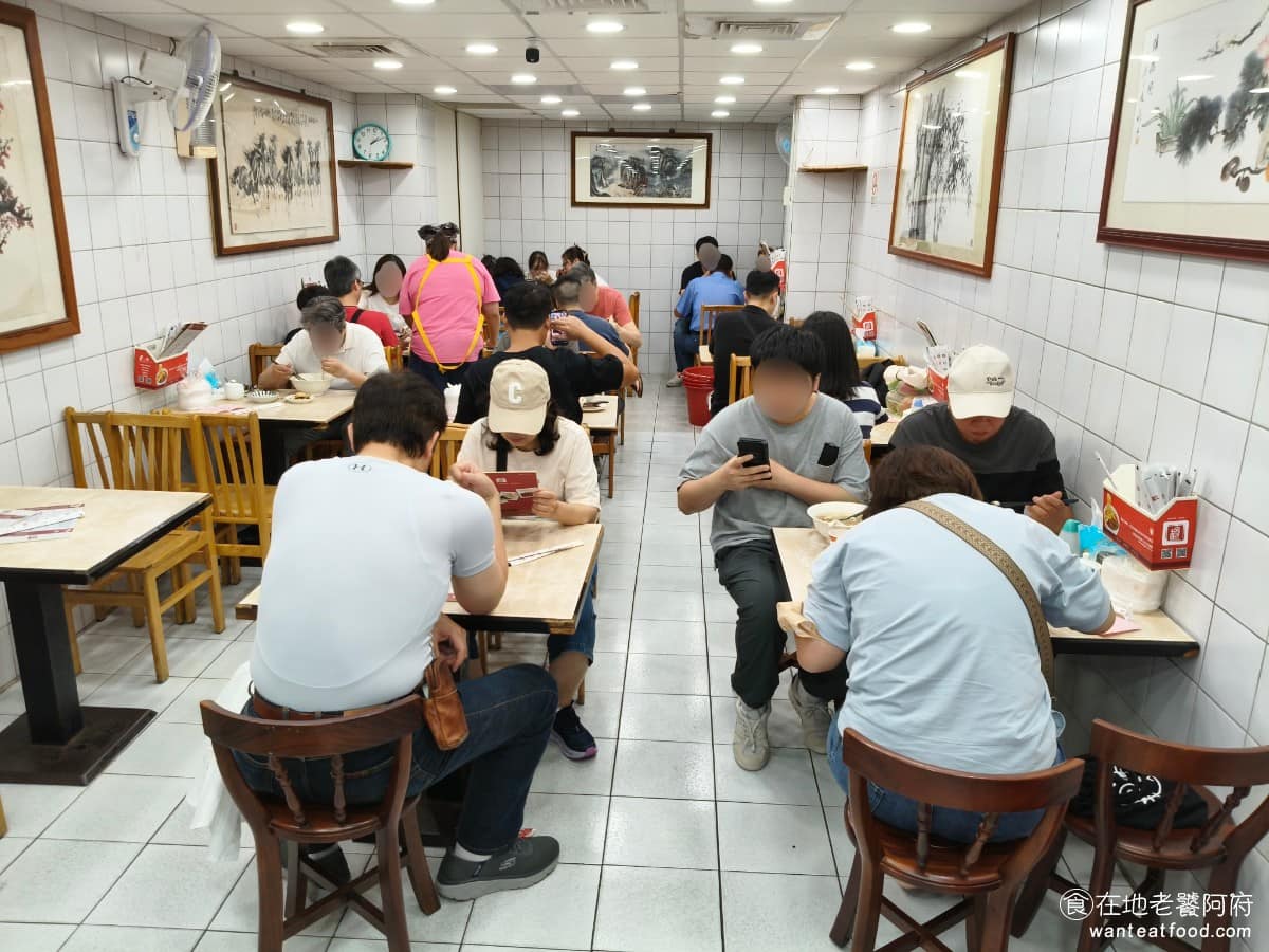 穆記牛肉麵 穆記牛肉麵菜單 穆記牛肉麵推薦 信義區美食 信義美食 店面分成一樓與地下樓,小菜冰櫃設在一樓,坐地下室的客人,小菜要先上來自取。地下室空間寬敞、冷氣夠涼,但桌距較近、座位略顯擁擠。用餐尖峰時段(午餐約 12 點後、晚餐一開店),幾乎立刻客滿,建議早到或避開高峰。 @在地老饕阿府