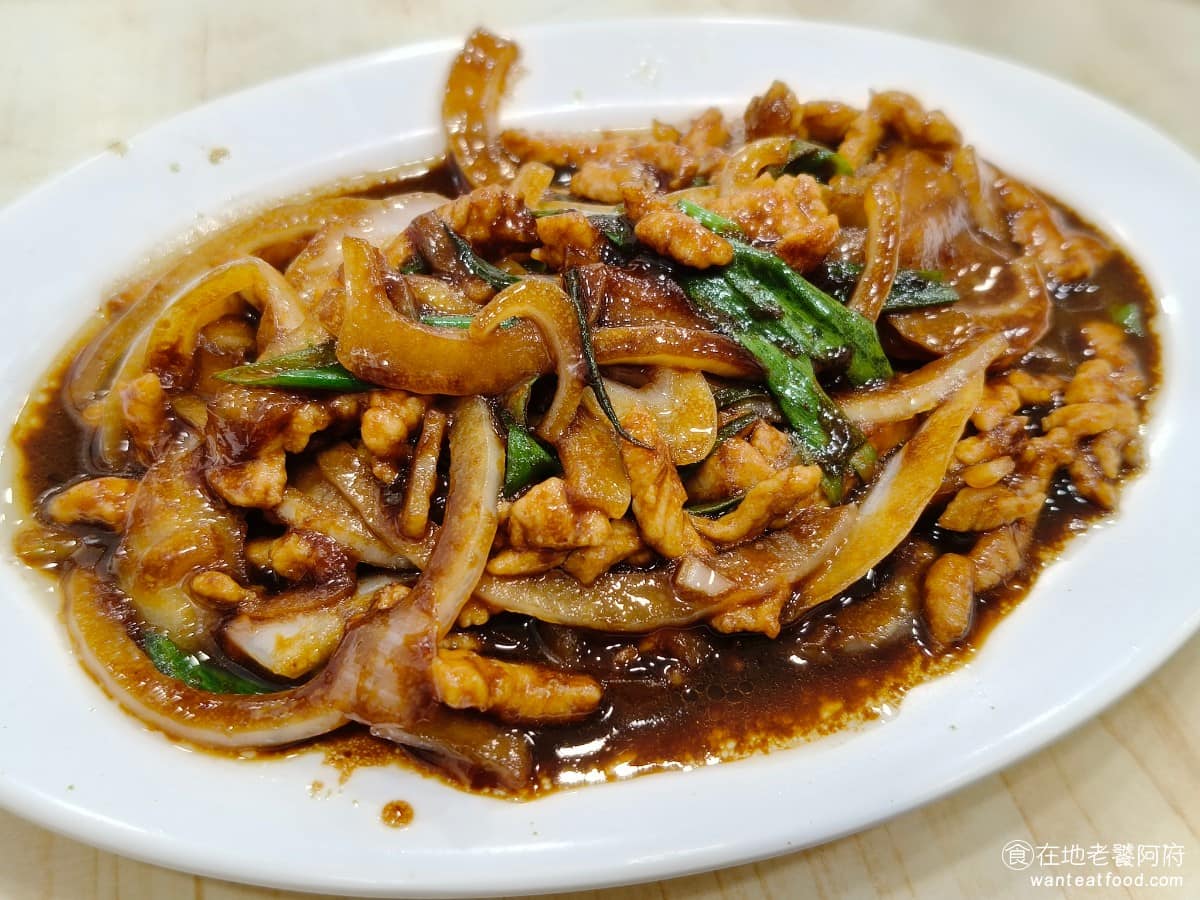 穆記牛肉麵 穆記牛肉麵菜單 穆記牛肉麵推薦 信義區美食 信義美食 京醬肉絲豬肉 京醬肉絲有牛肉與豬肉兩種選擇,搭配4片斤餅,醬汁有蠔油香氣,甜麵醬味道明顯,搭著斤餅一起吃,味道真不錯,喜歡重口味醬香的人,會超愛,整體口味也超甜。 @在地老饕阿府