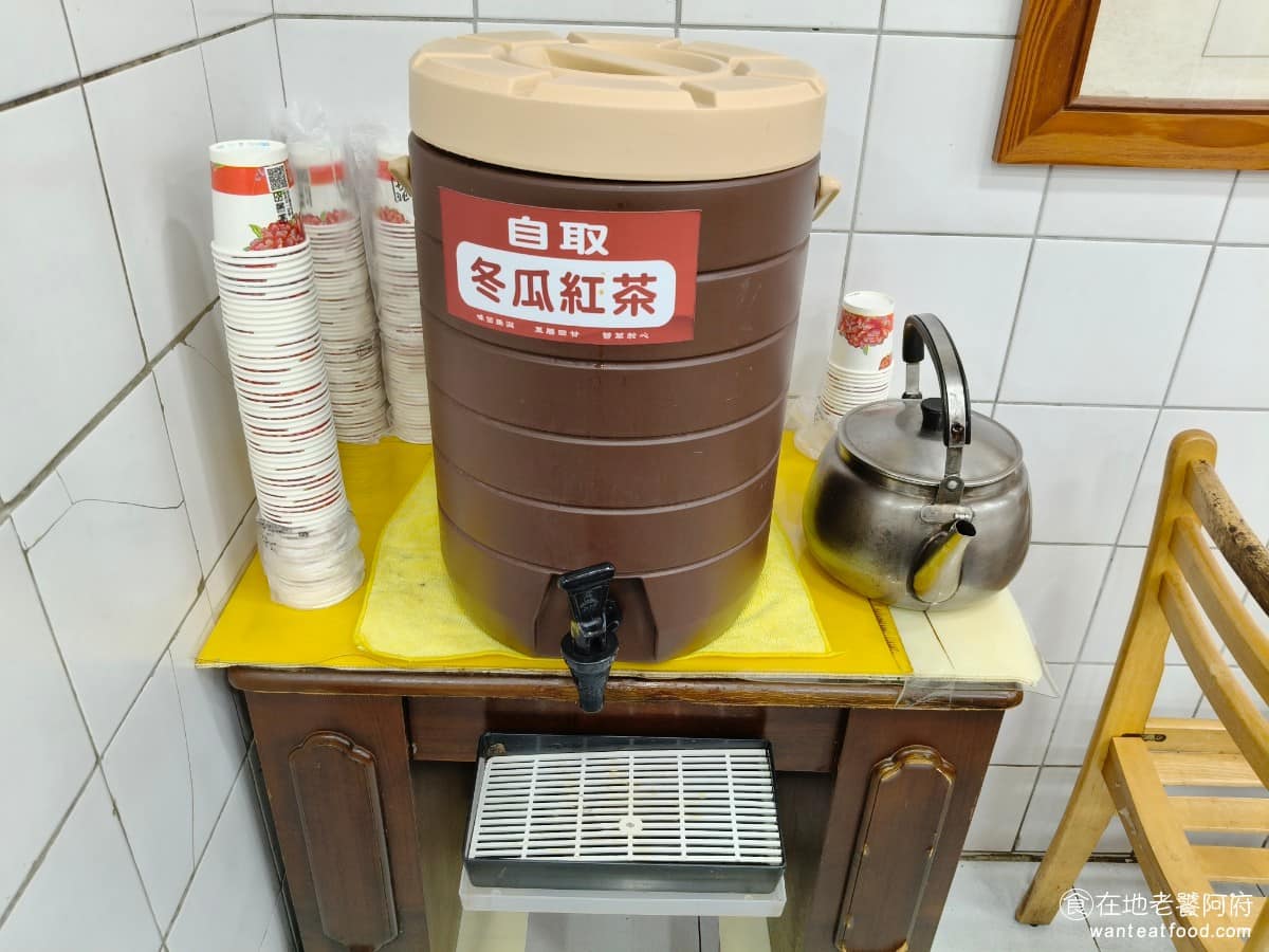 穆記牛肉麵 穆記牛肉麵菜單 穆記牛肉麵推薦 信義區美食 信義美食 店內提供免費飲品,夏天是冬瓜紅茶,冬天則換成熱紅茶,每層樓都有,桌上也備有醬料,像是辣椒醬。 @在地老饕阿府