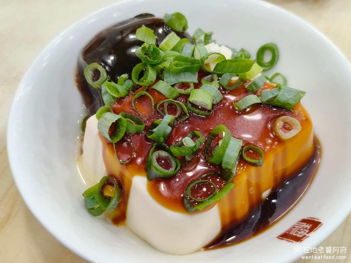 穆記牛肉麵 穆記牛肉麵菜單 穆記牛肉麵推薦 信義區美食 信義美食 皮蛋豆腐 因為冰箱裡的溫度很低,所以小菜吃起來都非常地冰,尤其是豆腐,吃起來更冰,個人覺得溫一點會比較好,上面加了滿滿的醬油膏調味,比較鹹,但吃起來非常有味道。 @在地老饕阿府