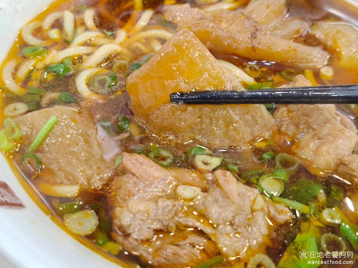 穆記牛肉麵 穆記牛肉麵菜單 穆記牛肉麵推薦 信義區美食 信義美食 牛筋表現是亮點,Q彈帶點黏性,燉製入味,比牛肉好吃很多,個人是建議,如果在意咬不動,乾脆直接點牛筋麵就好,不然牛肉一定會剩下來沒吃。 @在地老饕阿府