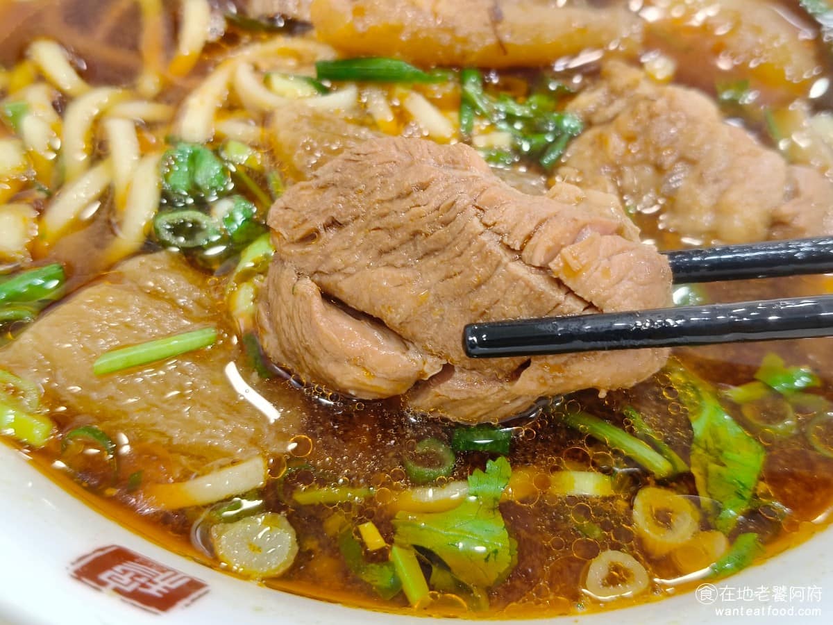 穆記牛肉麵 穆記牛肉麵菜單 穆記牛肉麵推薦 信義區美食 信義美食 一碗裡有一半牛肉、一半牛筋,牛肉部分口感偏乾偏柴,是我們近期吃過,超級硬的牛肉,味道上也普通,所以剩下一堆,完全沒吃。 @在地老饕阿府
