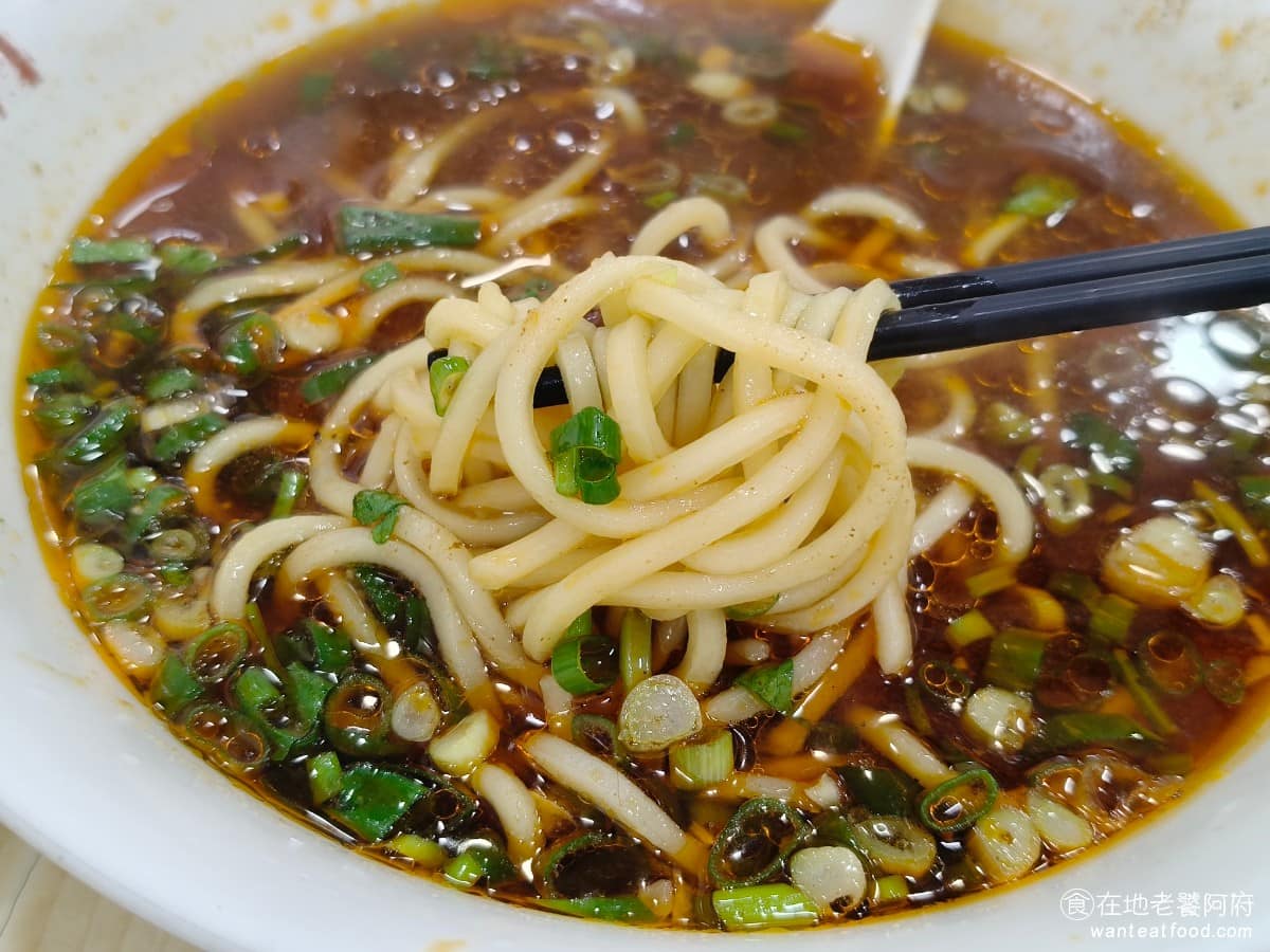 穆記牛肉麵 穆記牛肉麵菜單 穆記牛肉麵推薦 信義區美食 信義美食 我們點的是細麵,但沒想到竟然是像拉麵一樣的黃麵,如果是這種麵的話,還不如點寬麵,畢竟牛肉麵還是要配白麵,吃起來才比較順口。如果是點寬面的話,是手工家常寬麵,外型略似刀削麵,比較粗一點,口感紮實有嚼勁,是穆記自己請製麵所特製的,和一般牛肉麵店用的麵條明顯不同。 @在地老饕阿府