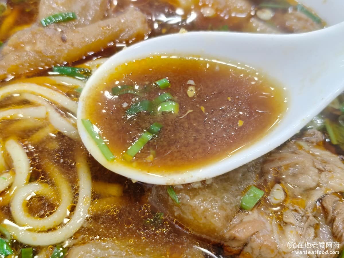 穆記牛肉麵 穆記牛肉麵菜單 穆記牛肉麵推薦 信義區美食 信義美食 湯頭味道非常有記憶點,真的好喝,一喝起來,就停不下來,但還好可以免費加湯一次,愛喝湯的人,記得把握! @在地老饕阿府