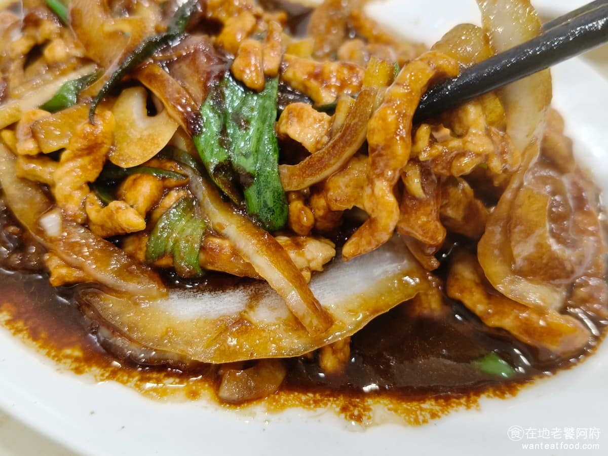 穆記牛肉麵 穆記牛肉麵菜單 穆記牛肉麵推薦 信義區美食 信義美食 不管是點豬肉,還是牛肉口味的,肉絲吃起來口感都非常軟,再加上洋蔥也加入得很多,增添了香氣,整個吃起來味道非常棒,是除了牛肉麵以外,店家的第二個必點的招牌。 @在地老饕阿府