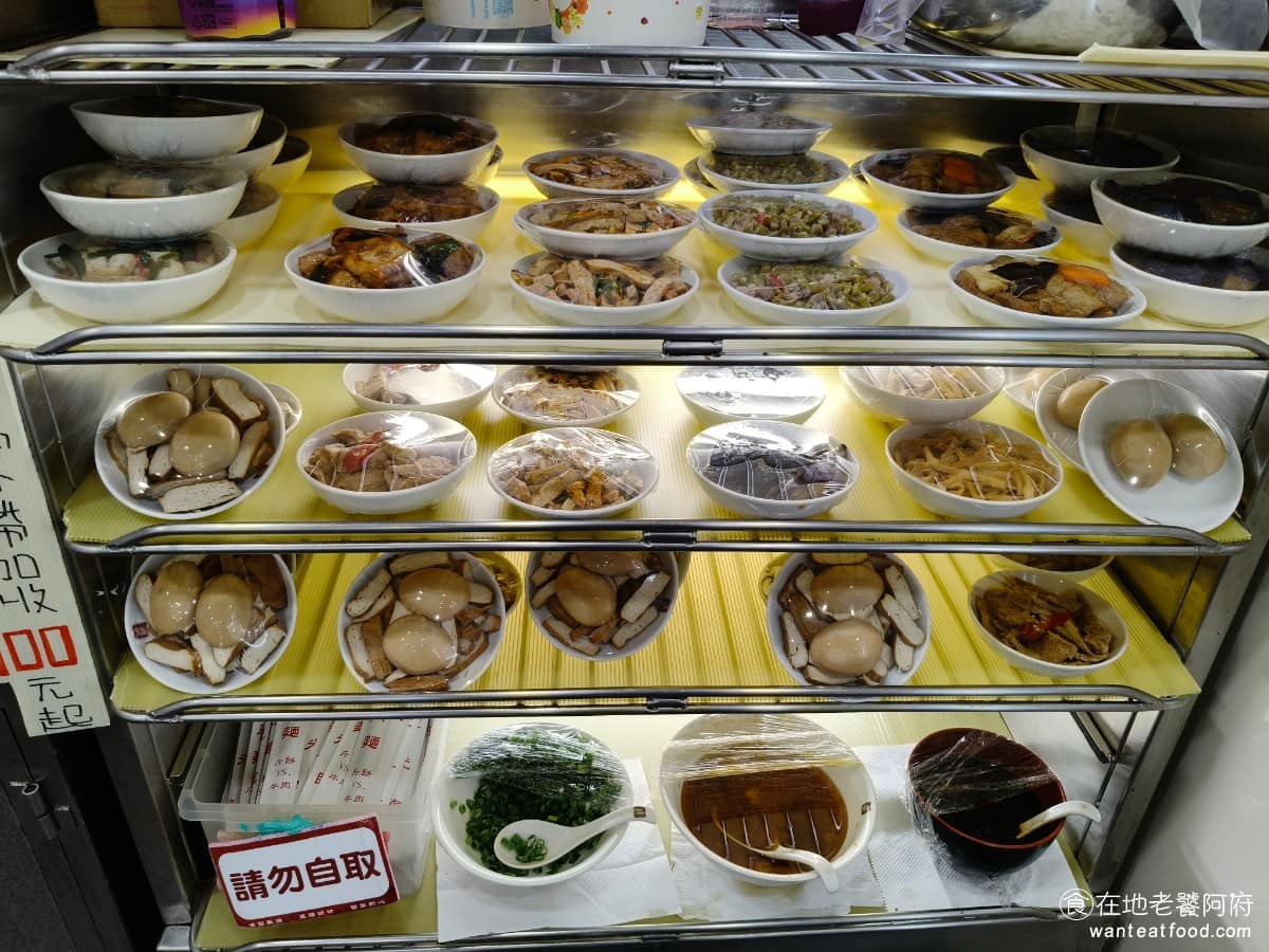 穆記牛肉麵 穆記牛肉麵菜單 穆記牛肉麵推薦 信義區美食 信義美食 小菜區常見品項有紅燒茄子、涼拌豆干、豆皮、苦瓜、皮蛋豆腐等,價格約每盤 60 元。 @在地老饕阿府