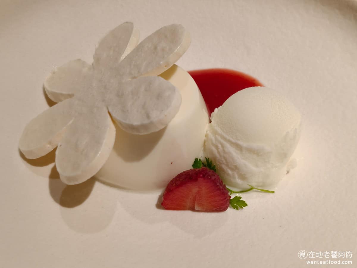 夏慕尼新香榭鐵板燒台北中山北店 夏慕尼新香榭鐵板燒台北中山北店菜單 法式奶凍佐澄清草莓醬 牛奶口味的奶凍，搭配香草冰淇淋，旁邊還有焦糖花片餅乾，再搭配草莓醬，吃起來非常豐盛。 @在地老饕阿府